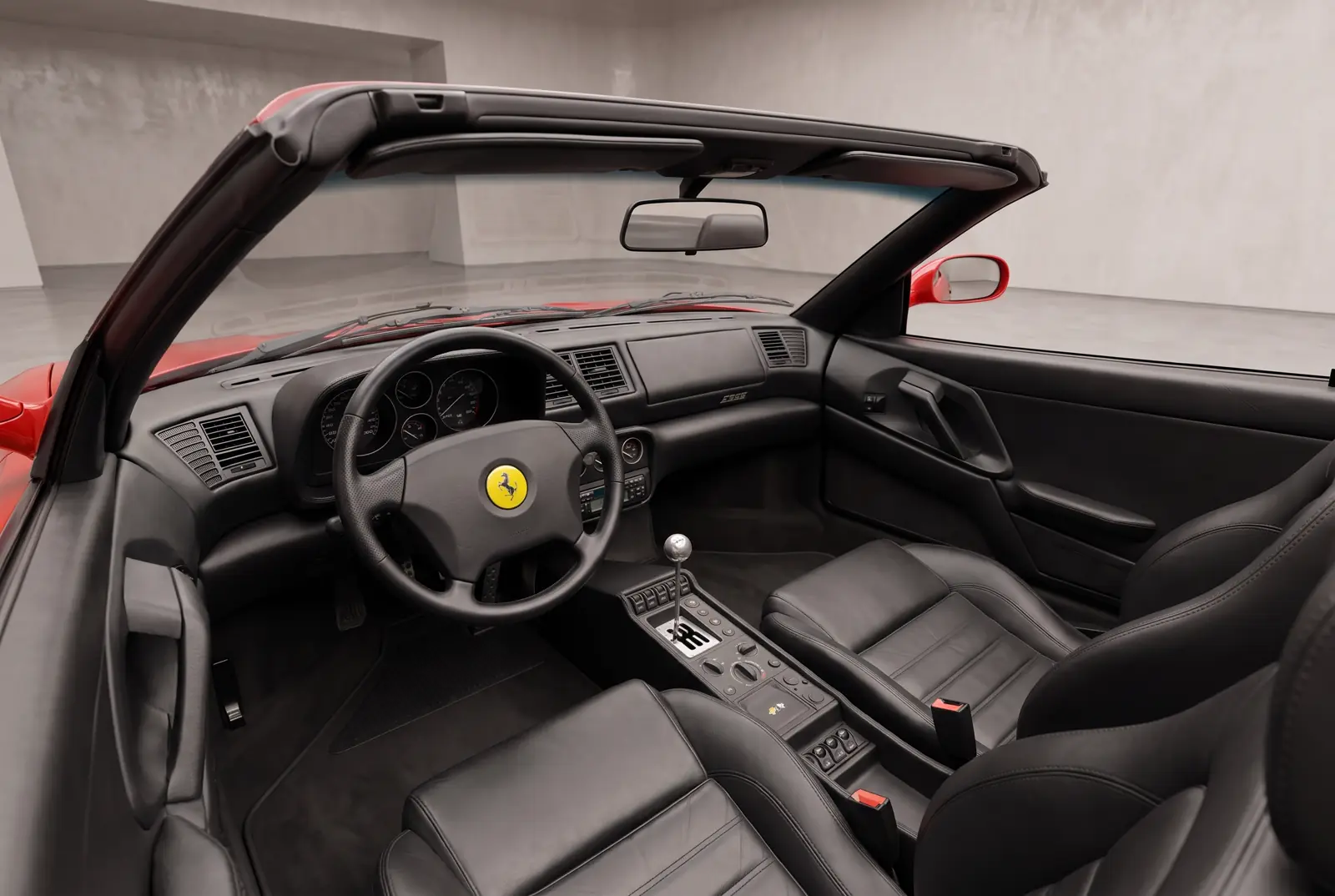 Habitacle de la F355 : cuir, grille métallique en H, compteurs Veglia